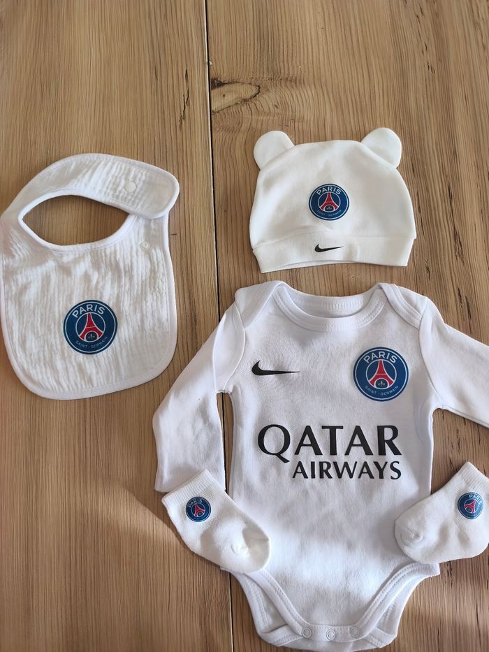 Ensemble cadeau bébé foot paris psg