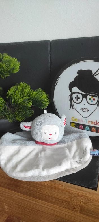 Doudou plat rond mouton sucre d'orge cajou blnc gris rouge spirale carré rayure