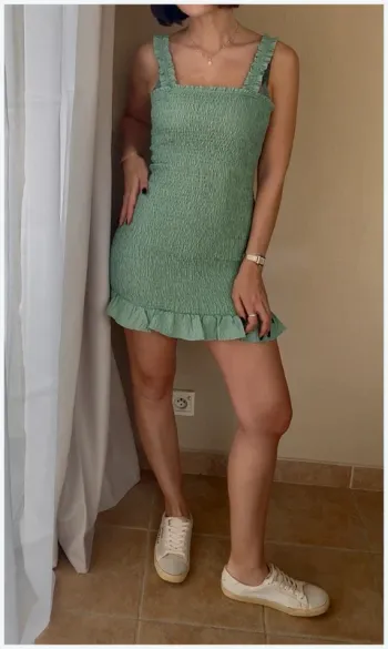 Robe Zara froncée vert pastel taille S parfait état