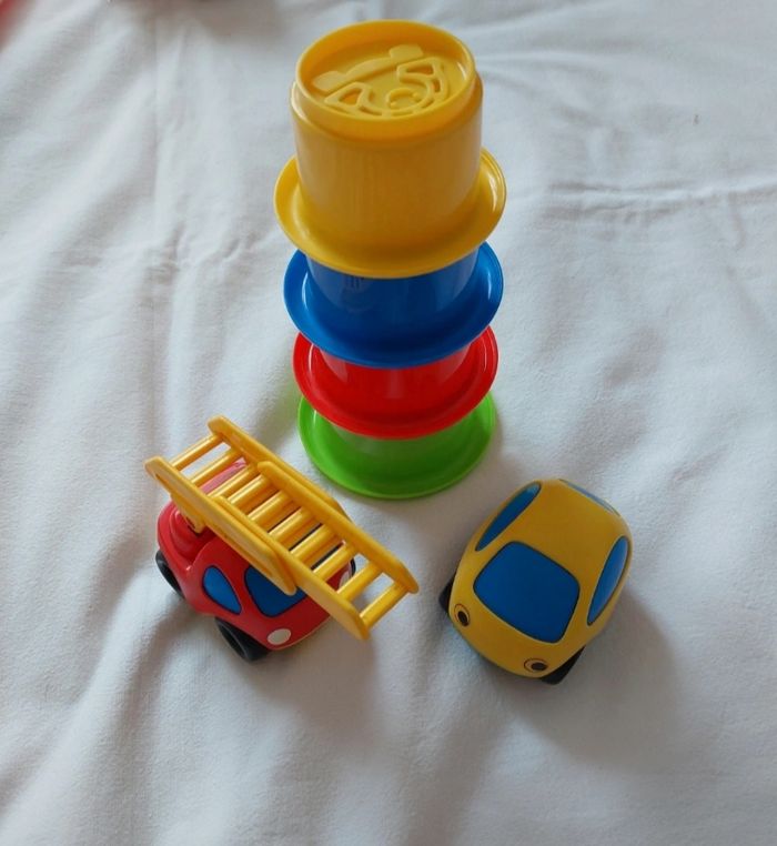 Tour à empiler et voitures