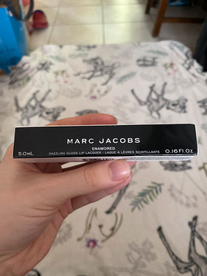 Laque à lèvres scintillante teinte 370 Silver Surf Marc Jacobs.