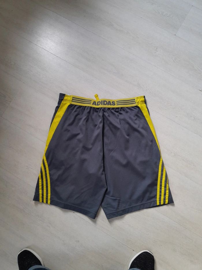 Short adidas taille M - photo numéro 2