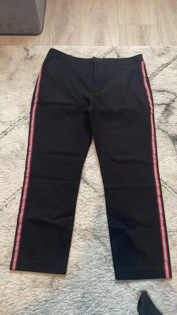 Pantalon noir Zara lisserai blanc et rouge