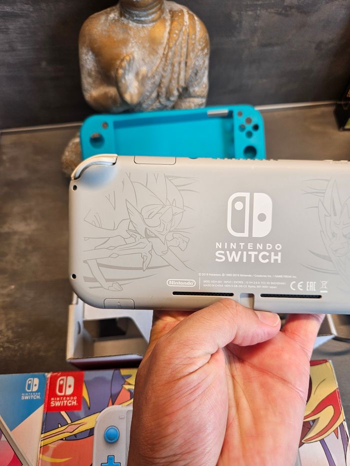 Nintendo Switch Lite Édition Zacian & Zamazenta – Très bon état + boîte d'origine - photo numéro 3