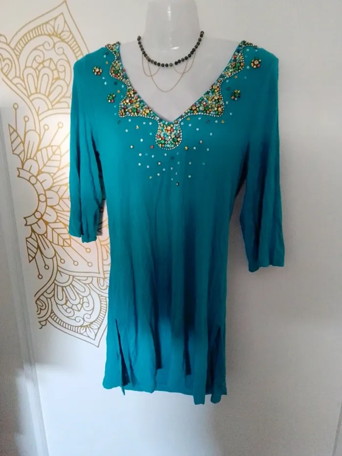 Tunique bleue bohème incrustée de perles et strass