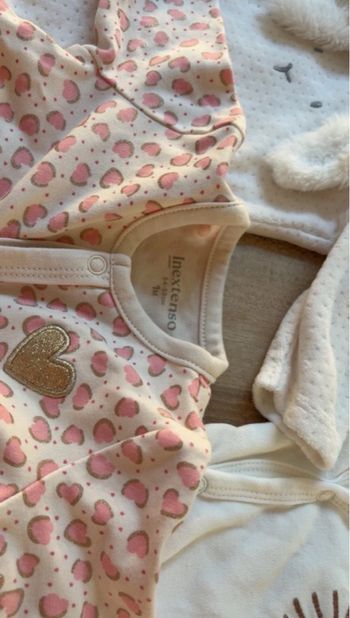 Lot vêtements bébé filles 1mois —pyjamas , body , combinaison et bonnets