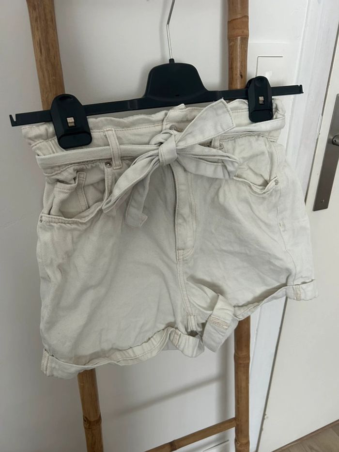 Short taille haute avec ceinture