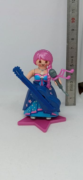 Femme chanteuse avec micro et guitare playmobil