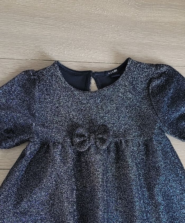 Très belle robe festive bleu marine foncé et argenté. Neuve. Fille 18 mois. Marque Kiabi - photo numéro 2