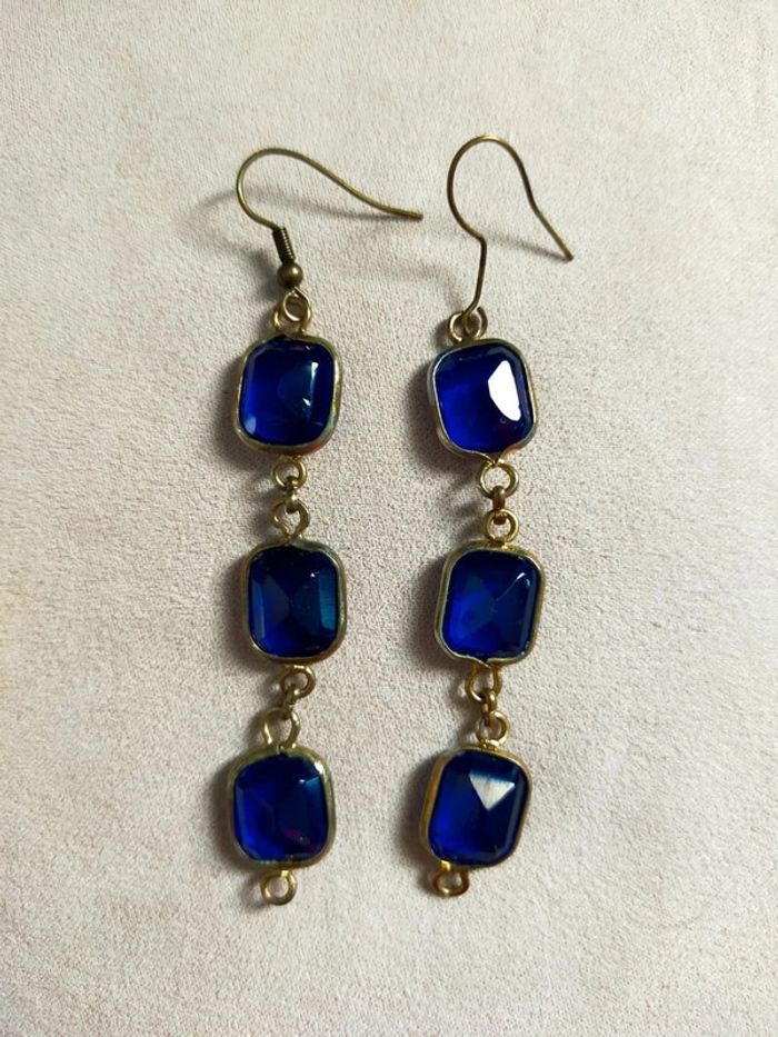 Boucles d’oreilles pendantes dorées & pierres effet verre bleu saphir – Chic intemporel - photo numéro 3
