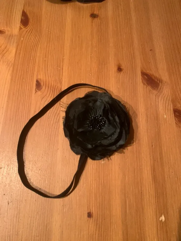 Bandeau serre tête fleur en tissu noir très bel effet