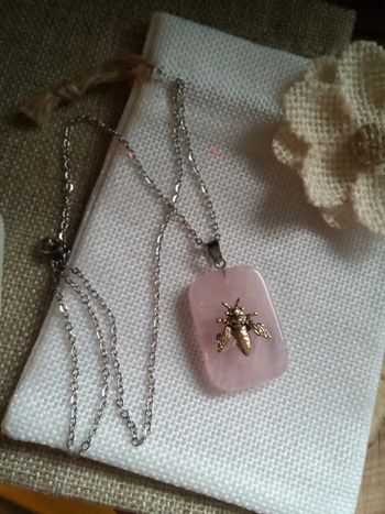 Collier pierre de quartz rose avec abeille