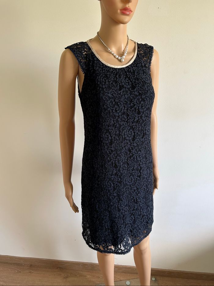 Robe bleue marine en dentelle One Step taille 36 TBE - photo numéro 2