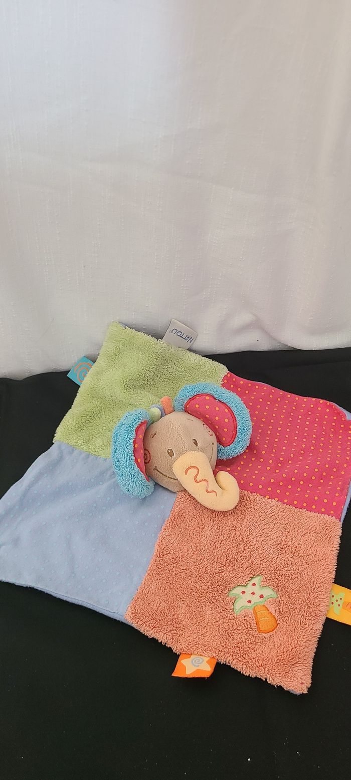 Eléphant NATTOU doudou carré plat orange et bleu vert rouge palmier