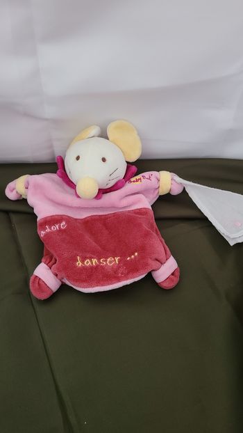 Souris DOUDOU ET COMPAGNIE rose avec mouchoir Rosie