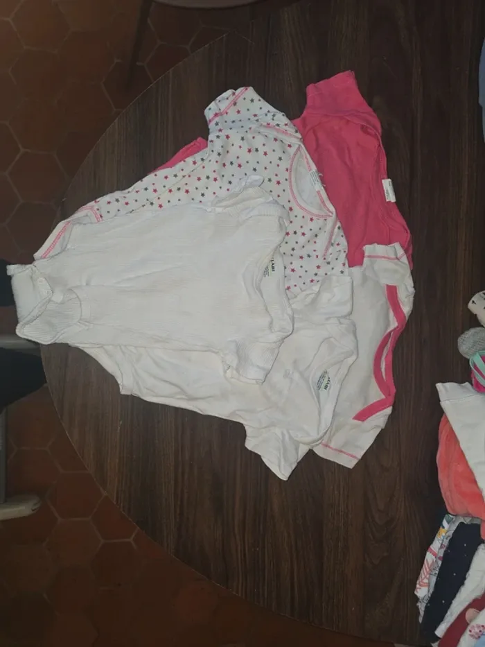Lot de 5 bodys manche courte 6 mois
