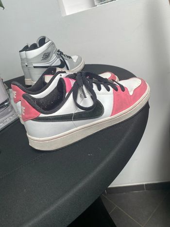 Basket noir blanc rose Nike