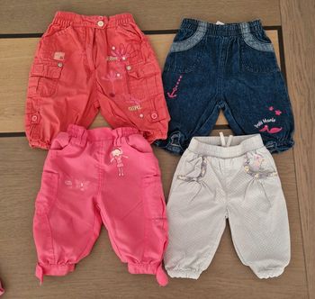 Lot de 4 pantalons bébé fille 6 mois et un de 3 mois en parfait état