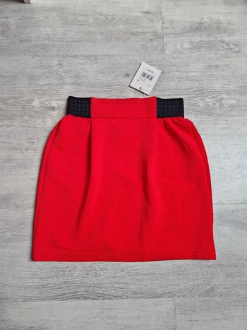 Jupe courte neuve avec étiquette Naf Naf 34 rouge et noire