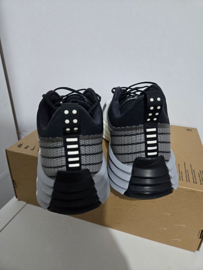 Nike lunar roam Taille 45 neuves blanc noir - photo numéro 4