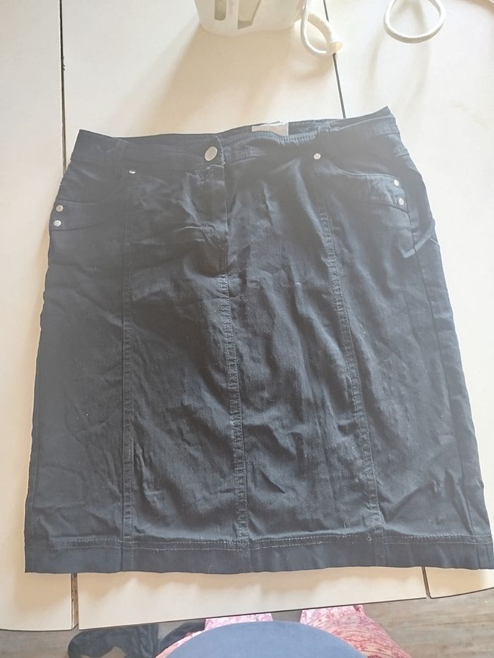 Jupe droite noire en jean stretch – Taille 42 – Détails rivets argentés
- photo numéro 1