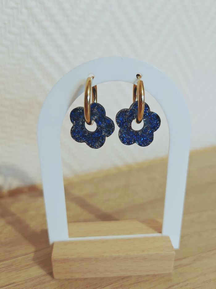 Boucles d'oreilles créoles pampilles fleurs interchangeables bleu nuit paillettés - photo numéro 3