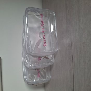 Lot de 3 trousses de toilette transparentes avec inscription fuchsia pailletée - Déesse au Naturel