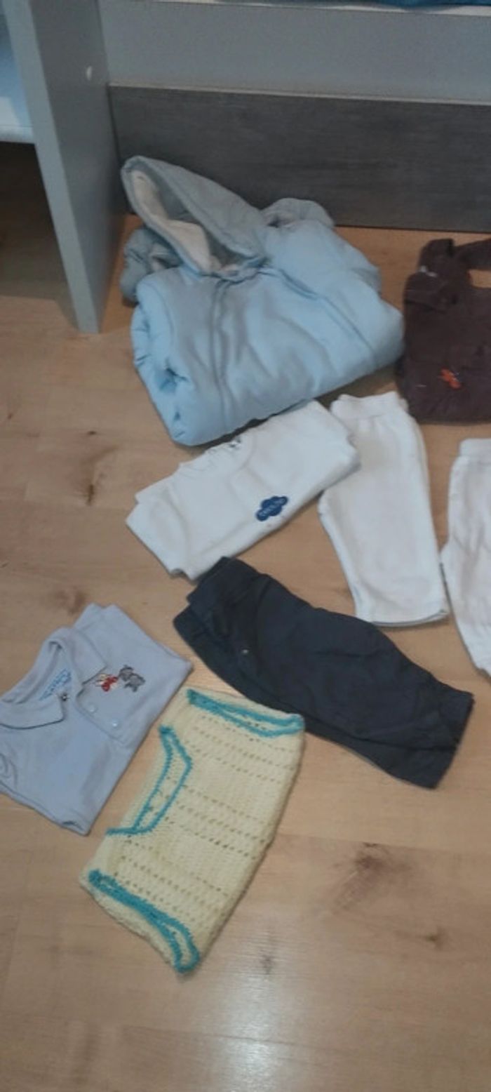 Lot de 13 vêtements pour garçon en taille 6 mois - photo numéro 2