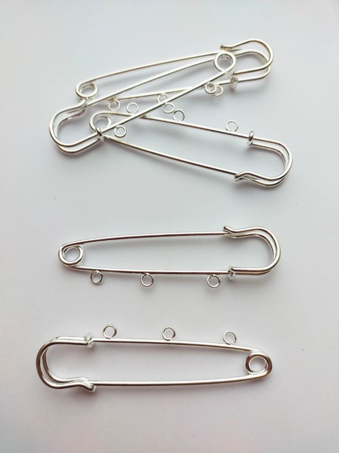 5 broches bijoux vêtements argentées 7cm Lot n°2296