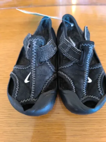312454 sandales noires tachetés garçon 21 nike