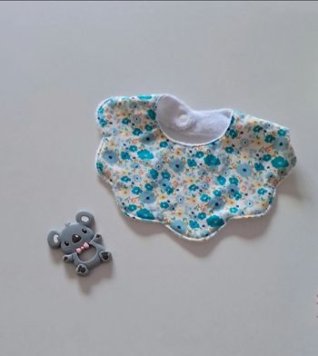 Bavoir forme fleur Melania turquoise