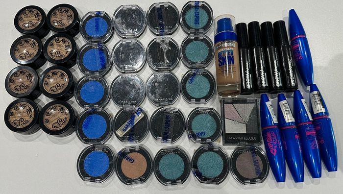 Lot maquillage + vernis neuf - photo numéro 2