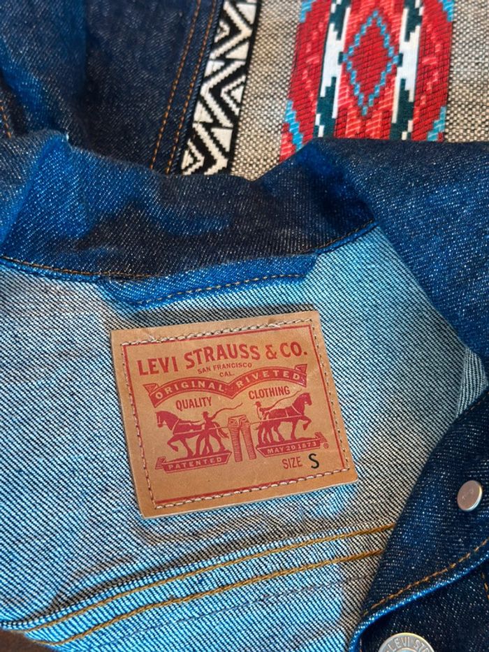 Veste en jean brodée dos et épaule Levi’s – Taille S - photo numéro 10