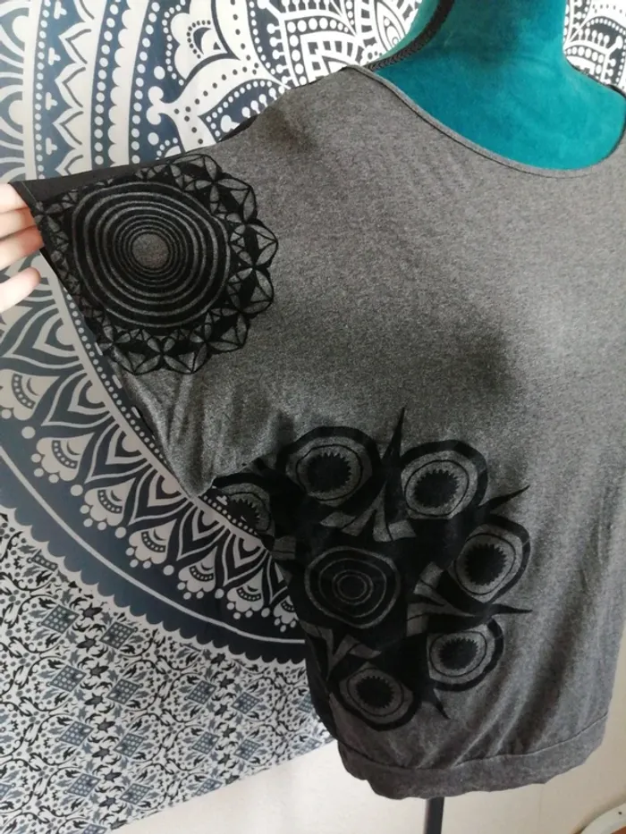 Tee-shirt gris et noir bi matière avec mandala velours manches chauve-souris / desigual / (38) - photo numéro 4