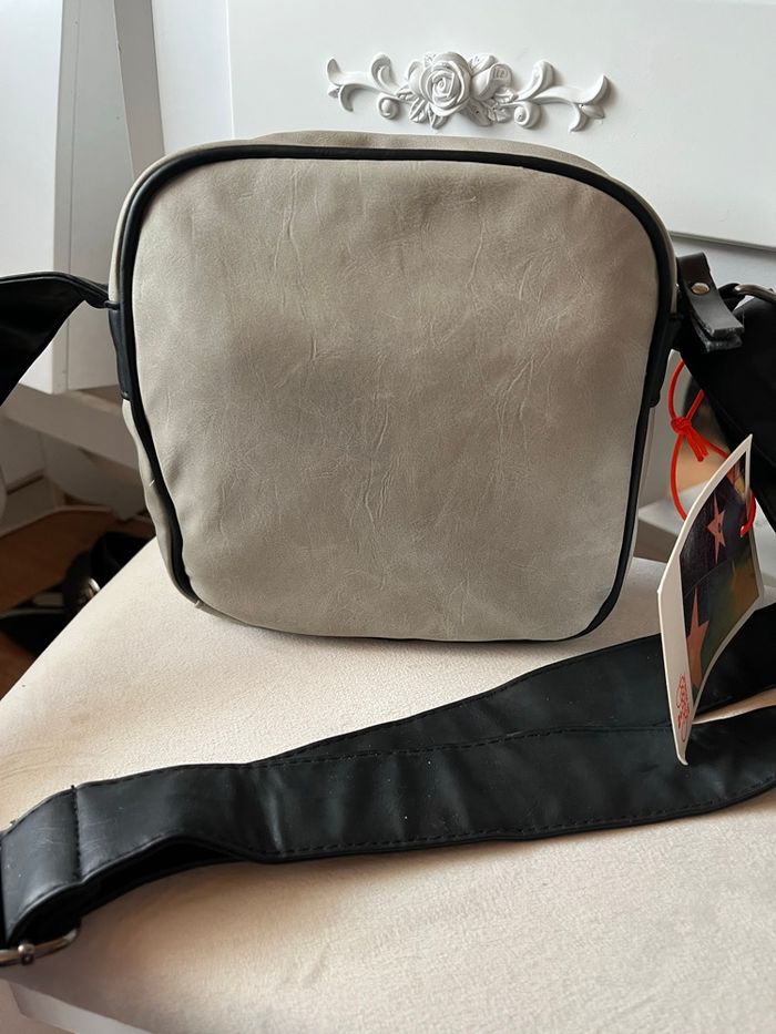 Sac bandoulière gris/noir Le temps des cerises neuf avec défaut 🎒 - photo numéro 2