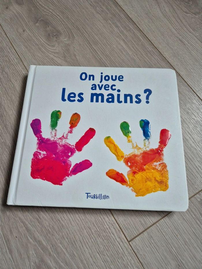 Livre on joue avec les mains