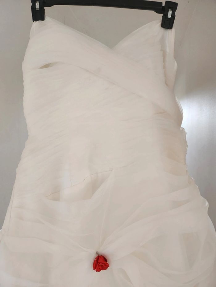 Robe de mariée cosmobella en bon etat taille 48 a 54 blanche avec roses rouges - photo numéro 2