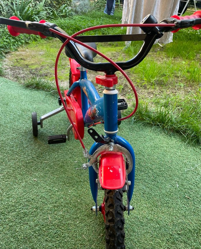 Vélo avec petites roues - photo numéro 3