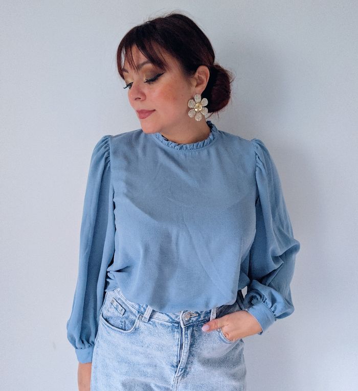 Blouse ample col montant bleu ciel romantique tendance moderne Marque Primark Taille 40 L
Très bon état - photo numéro 4