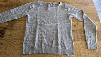 Pull gris à plumetis blanc