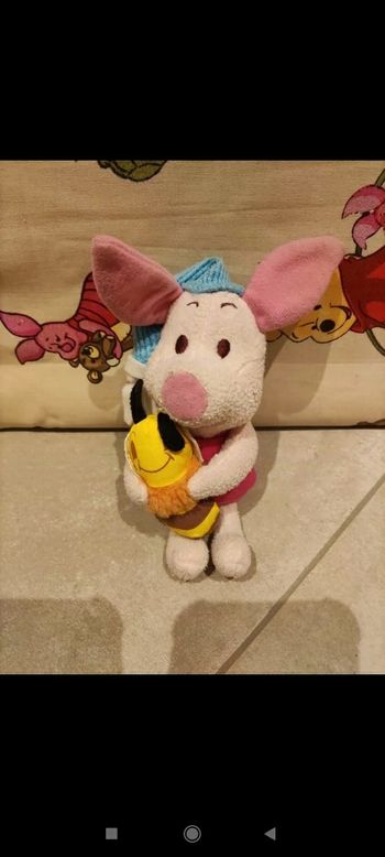 Peluche porcinet avec abeille disney