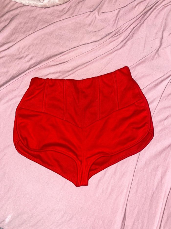 Short rouge