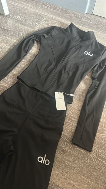 Ensemble Alo Yoga Noir gainant 