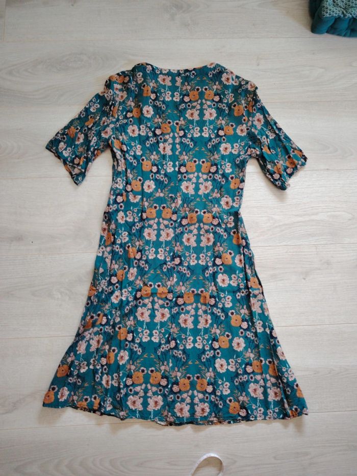 Robe courte fleurie. Taille 36. - photo numéro 5