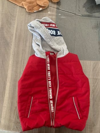 Veste sans manche à capuche