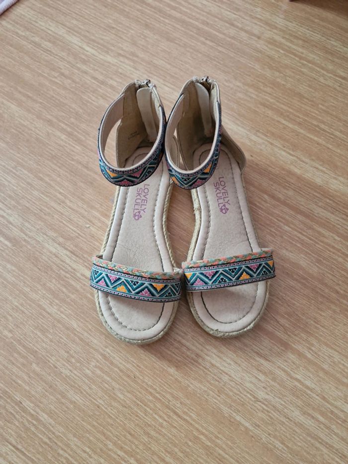 Nu pied fille taille 30 - photo numéro 2