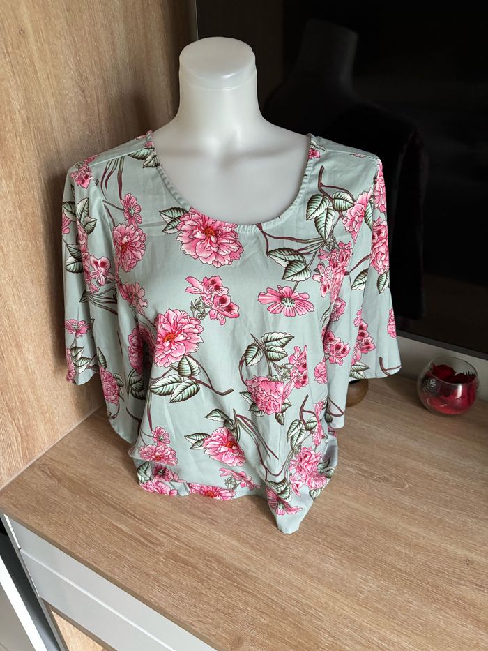 Blouse manche courte imprimé fleuri bouton au dos taille S
