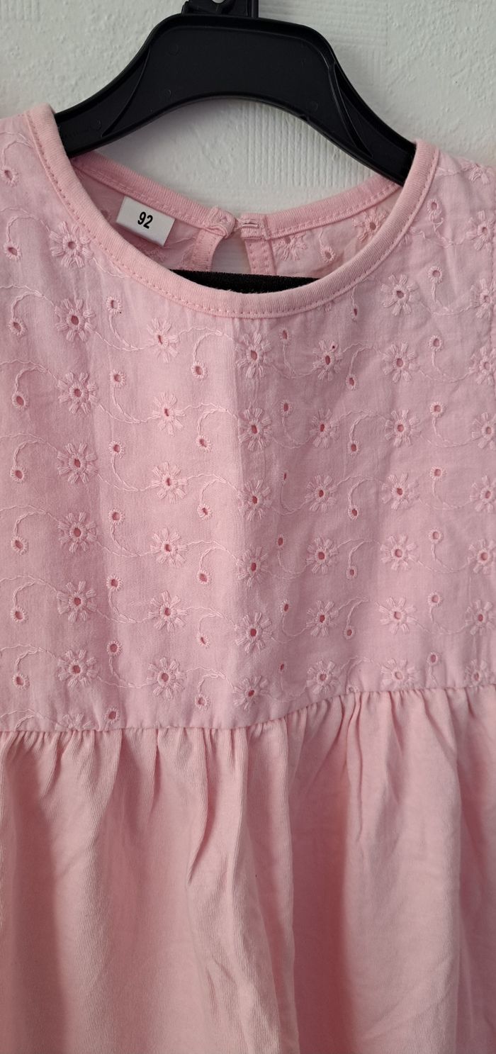 Belle robe brodée 2 ans comme neuve - photo numéro 2