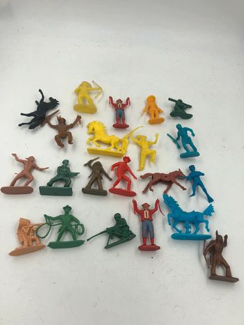 Lot de 21 figurines Soldats divers