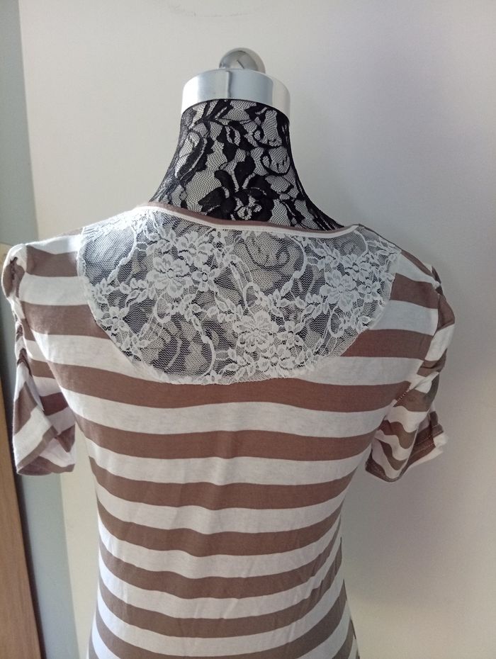 Joli tee-shirt avec p'tite dentelle à l' arrière - photo numéro 6